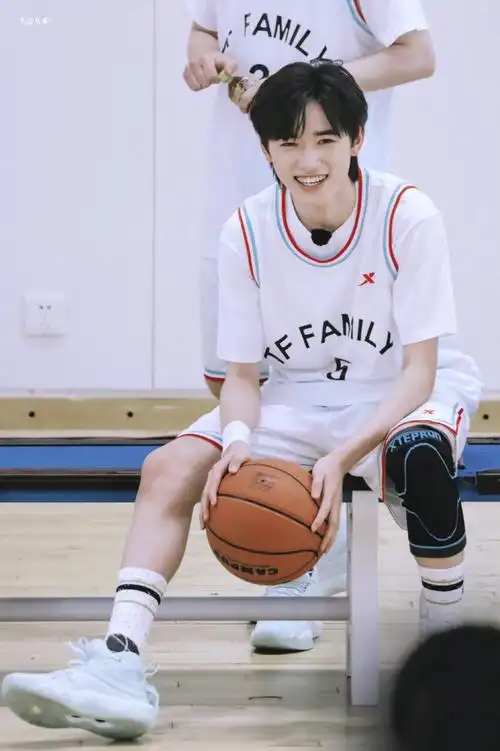 宋亚轩 背景壁纸 图源:微博:三三乌龙