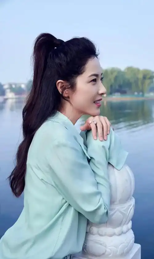 曾黎#极品身材美女 #性感女神 #气质优雅女人味|人体模特_网易订阅