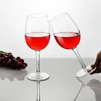 红酒高脚杯唯美头像 用高脚杯端红酒头像_微信头像图片大全