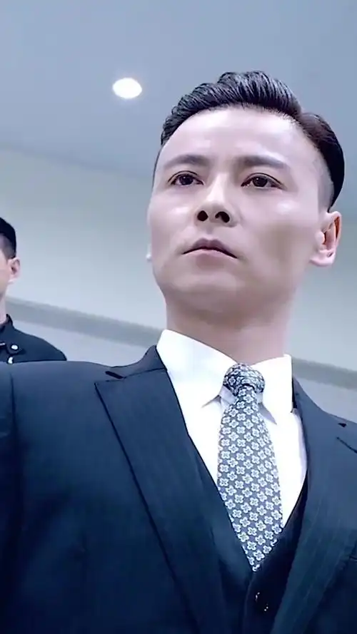 大背头搭配西装暴徒张晋