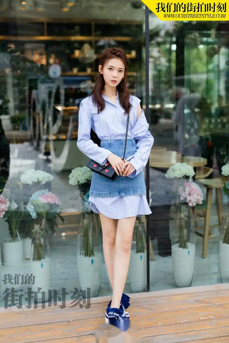 【陈瑶夏日街拍曝光   气质清新笑容甜美】近日,陈瑶拍摄了一组简约