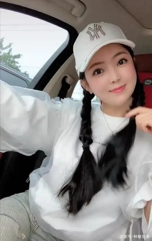 有个姑娘叫"小芳",人美歌甜,眼睛明又亮,辫子粗又长:任妙音