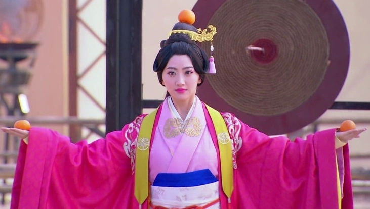 在《山海经之赤影传说》中,蓝盈莹饰演的芙儿,桃红色长裙搭上白色披风