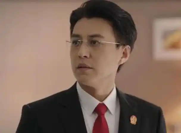 "老戏骨"靳东:我这辈子最明智的抉择,就是迎娶再婚的李佳