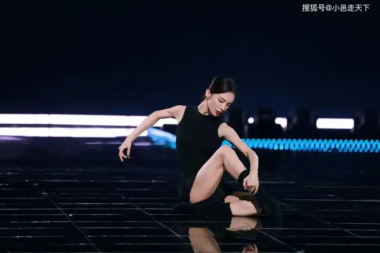 金晨黑色连衣裙一字马性感写真