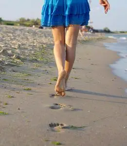 女人赤脚图片