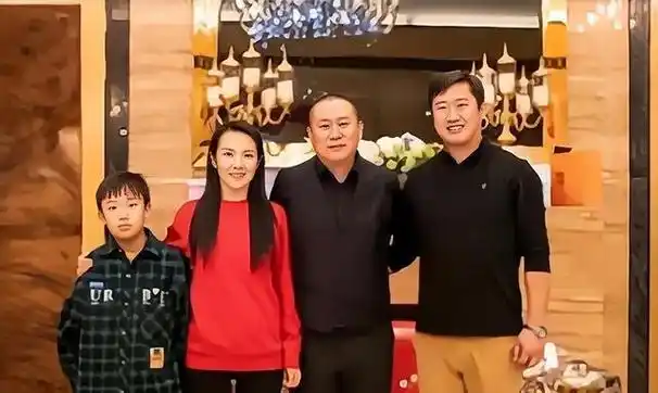 管彤:嫁圈外老公,42岁才当妈妈,50岁被老公宠成宝