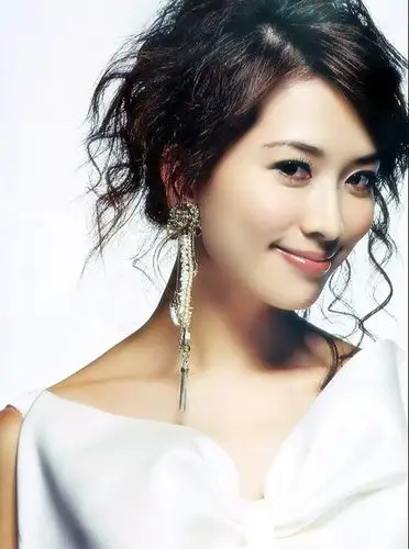 林志玲的亲和与聪明,不仅吸引男性青睐,更是年轻女孩学习,模仿的对象