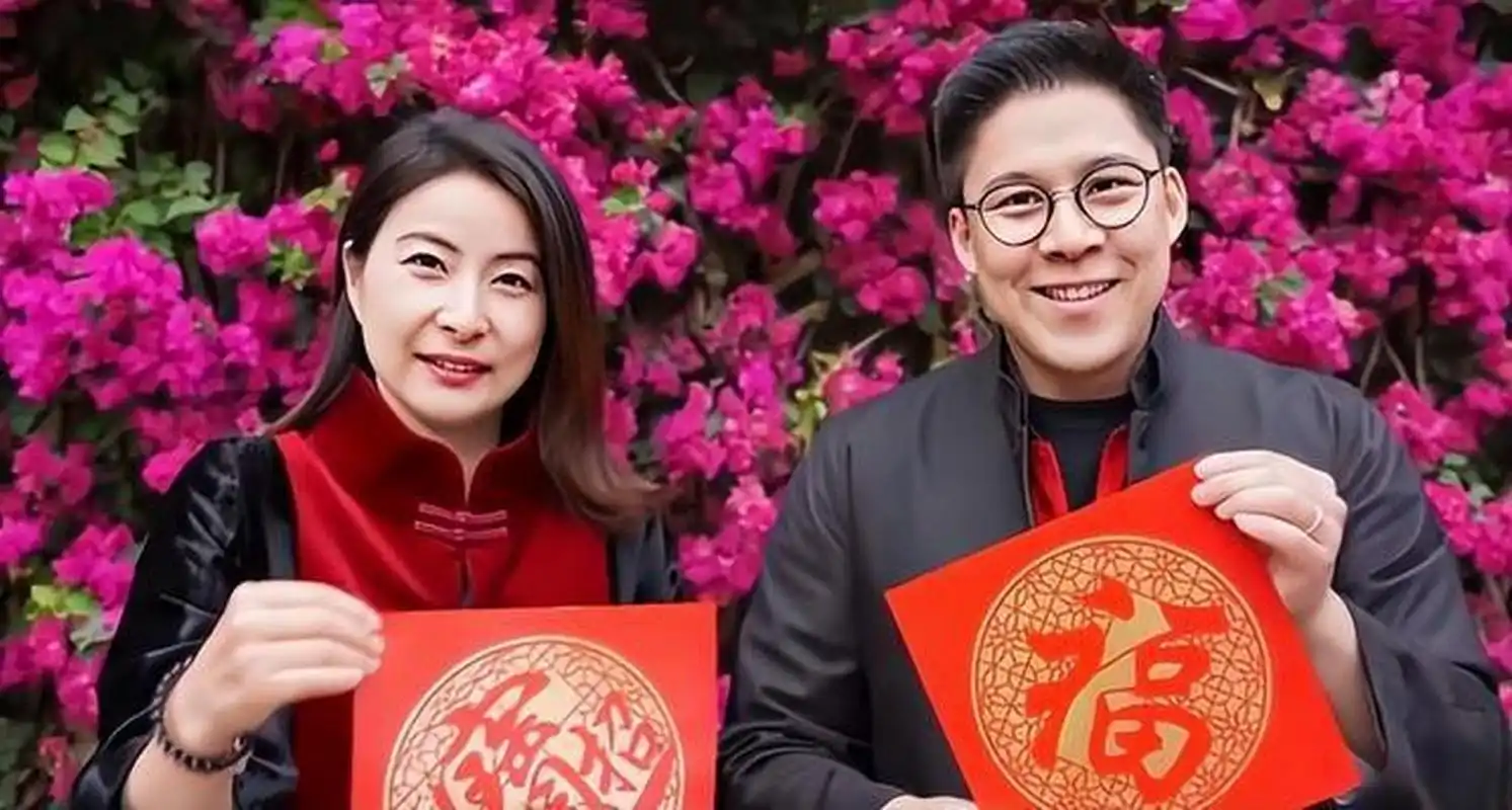 公公霍震霆就对郭晶晶说:"送你爸妈一套北京的四合院,再加1100万聘礼