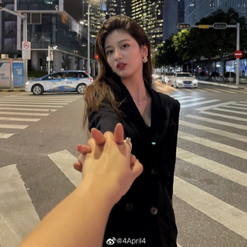 女四号小孔的微博也是同样的,一张男友视角拍摄的照片,配文:"手牵手