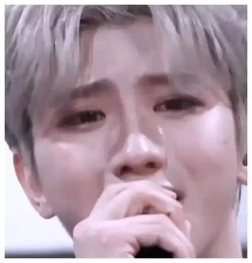 蔡徐坤太依赖眼妆了流泪时眼影彻底晕开偶像包袱都顾不上