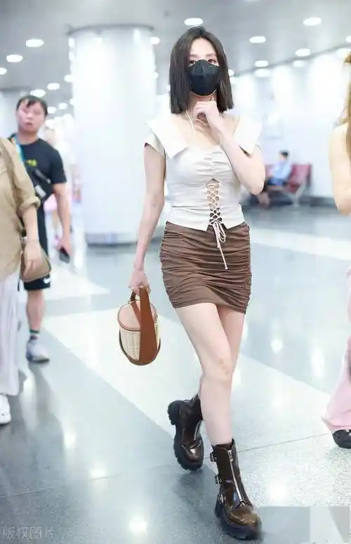 李一桐现身北京机场,时尚装扮青春靓丽