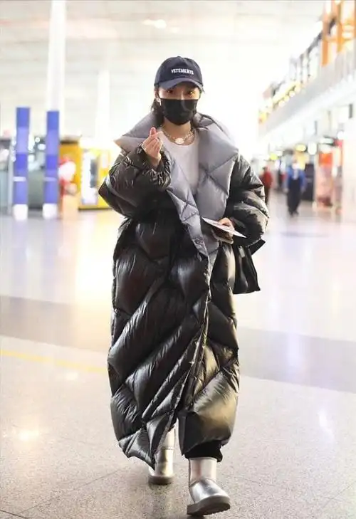 徐冬冬披"棉被"出门,搭配紧身衣看着太潮,丰满身材就这么过冬