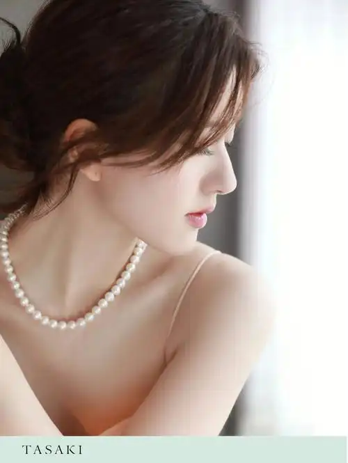 演员赵露思佩戴tasaki阿古屋珍珠项链亮相发布会,莹润珠光映衬盈盈笑