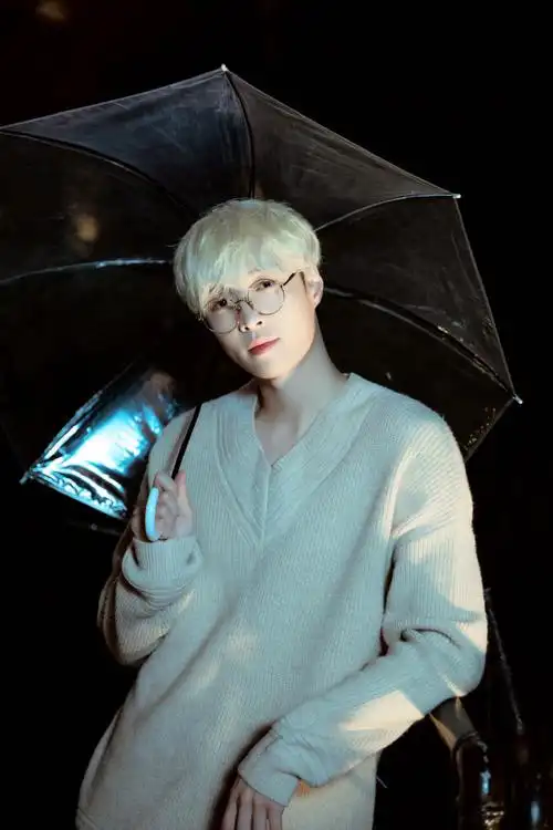 张艺兴秋季银发