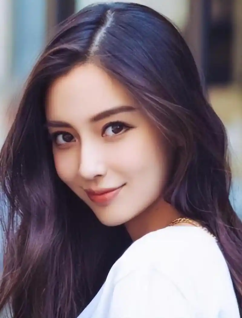 女明星的皮肤和五官底子较好,再加上精致的妆容,所以总是很惊艳.