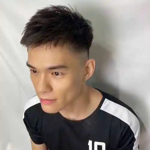 其实也可以留这种很简单自然的两边铲发型,两边修剪得干净利落,顶区的