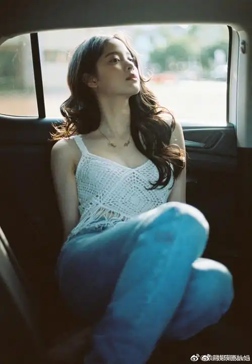 欧阳娜娜最新车窗随拍