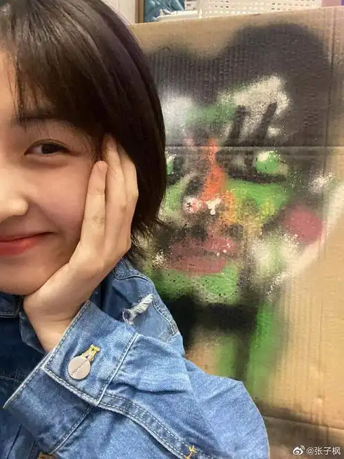 张子枫晒自拍笑称我黑了笑眼弯弯如邻家妹妹