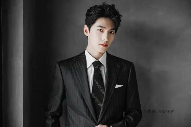 杨洋长发 黑西装就是坠叼的!同意的扣1不同意的扣眼睛!
