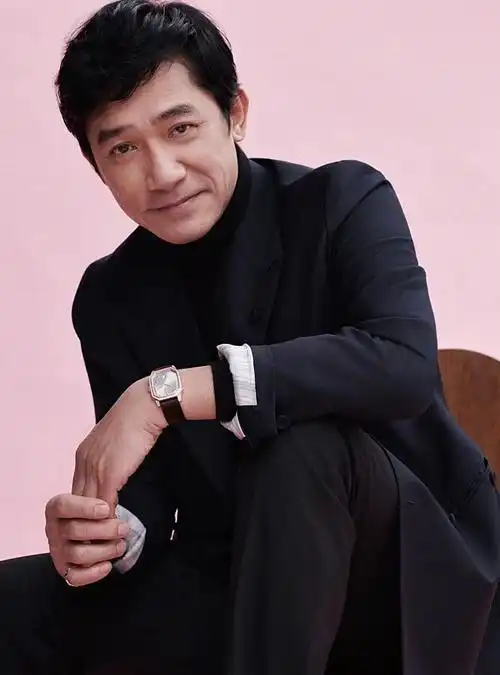 59岁梁朝伟穿粉色西装,浓密卷发造型抢镜,网友:发型师挨打