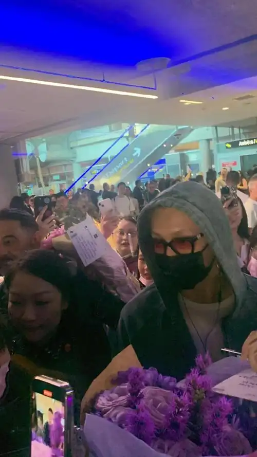 视角下的宝贝92  以为是凑热闹路人 原来是特意蹲张艺兴的哈哈哈哈