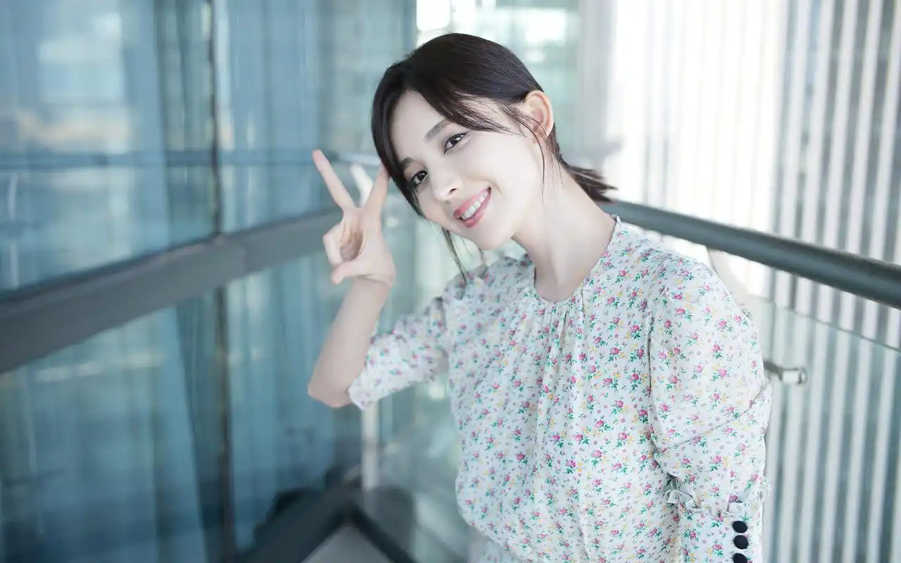 古力娜扎花裙养眼高清桌面壁纸