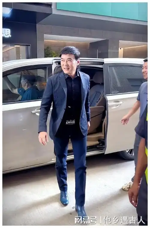 56岁焦恩俊老到认不出皮肤松弛脸部发福一头长发商业捞金