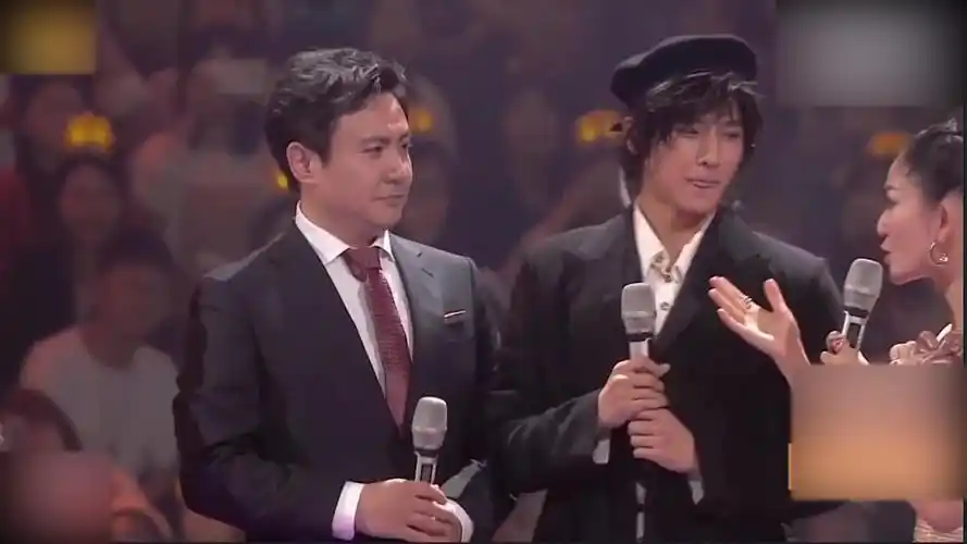 军艺校草聚首!沈腾与杨洋同框拥抱 颜值差距大表情失控