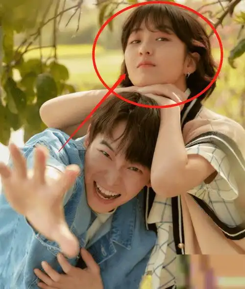 杨紫录制向往的生活被拍穿着朴素超低调和张艺兴同框太养眼了