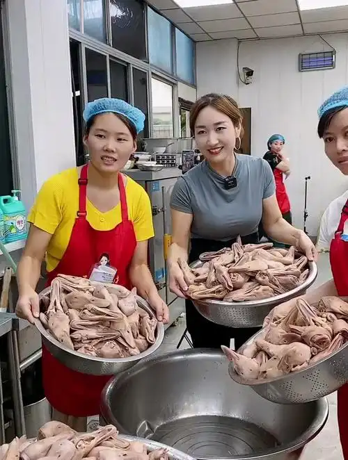 我叫王轩,来自河南农村,在宁波余姚开卤味店,一天500斤不够卖