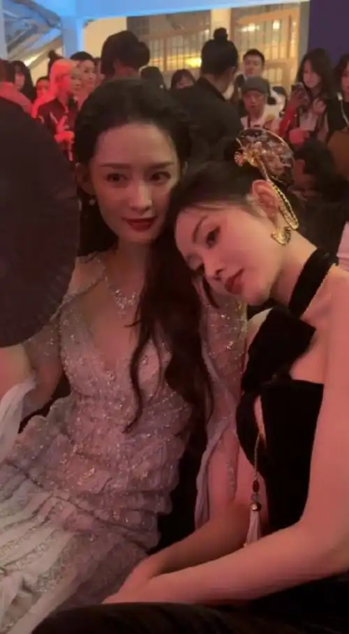 张天爱李沁贴贴画面真好看!两位姐姐又美又飒