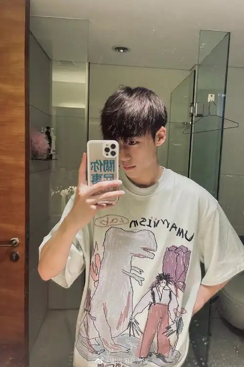 谢兴阳晒素颜对镜自拍 状态满分少年感十足__凤凰网