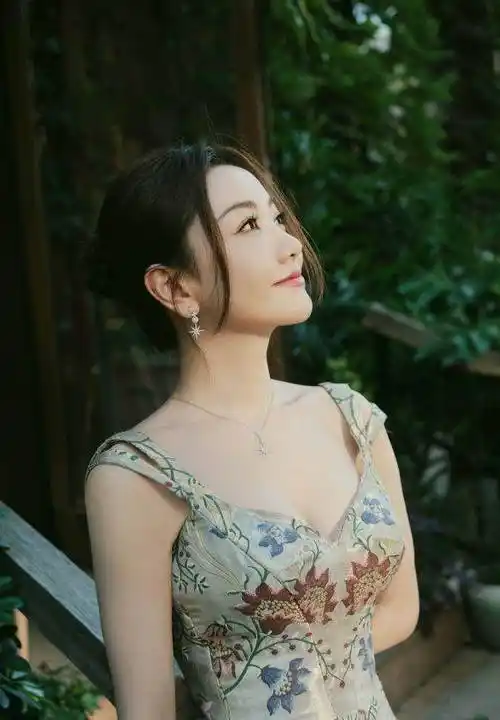 杨蓉一袭绣花裙魅力十足,大秀性感身材_时装周_女性_媒体