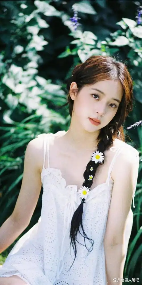 以清新淡雅的妆容出镜,微卷长发麻花辫,鲜艳的菊花点缀其中,少女感