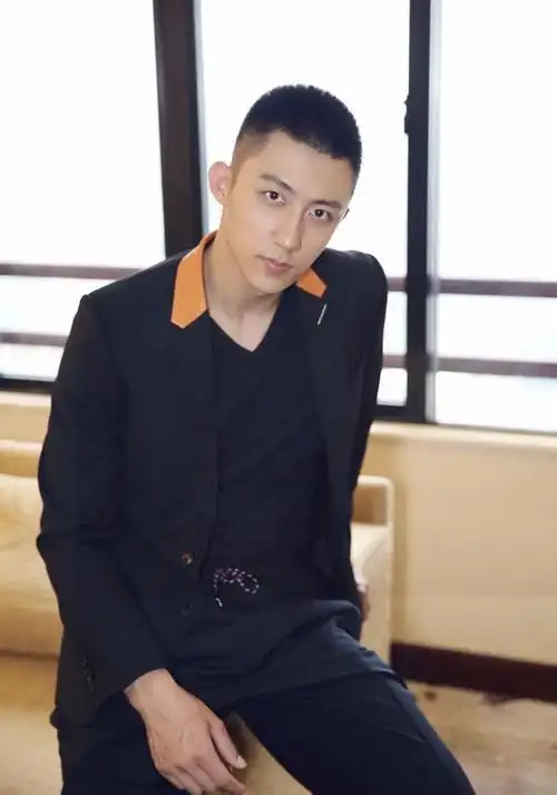 圆寸是检验男明星颜值的唯一标准,男神彭于晏换上圆寸一言难尽!