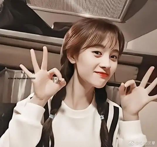 鞠婧祎白色吊带短裙拍摄花絮vlog