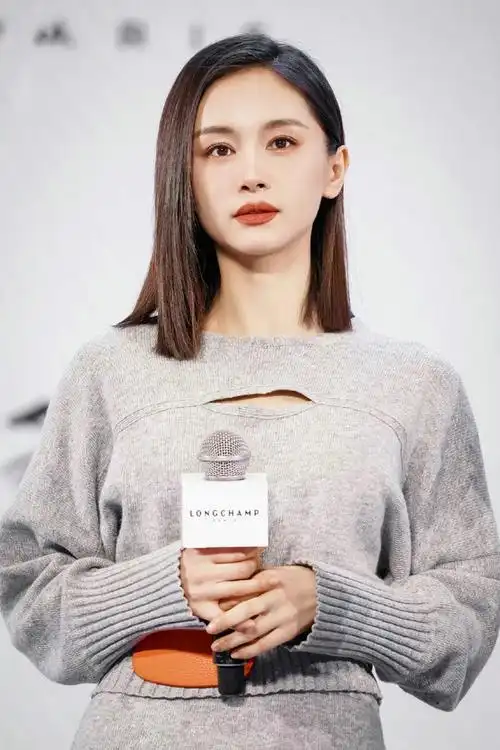 当天,王子文身着longchamp2021秋冬系列灰色针织裙装搭配亮黄色方块