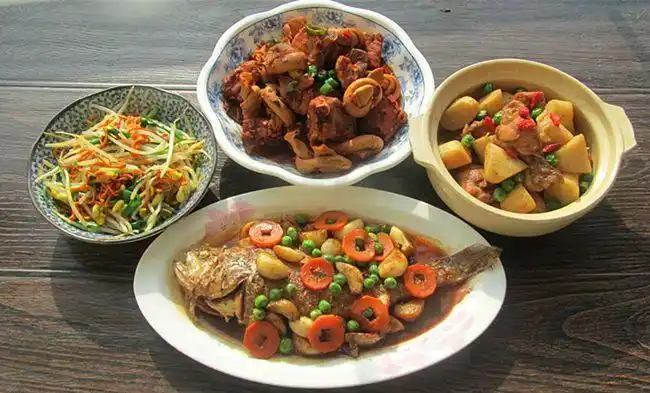 一家三口晚餐走红朋友圈不剩菜不浪费网友拒绝精致穷