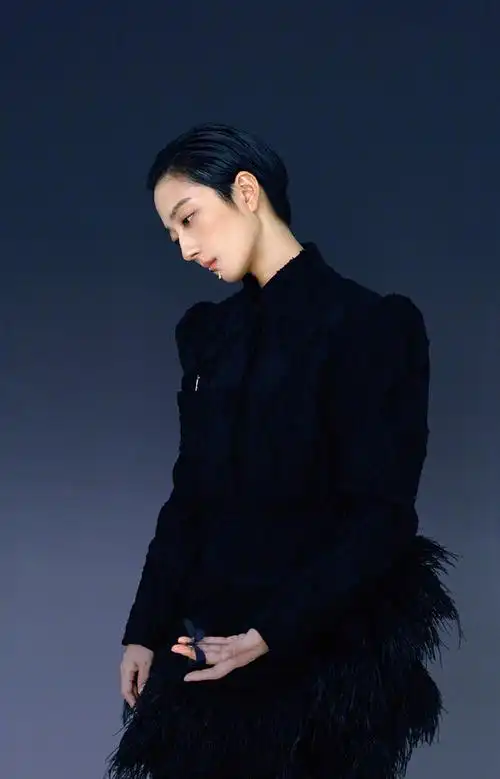 简介:桂纶镁时尚质感写真大片,分享一组桂纶镁图片给大家,图中的明星