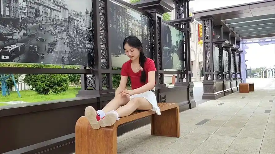 美女坐长椅!【街头风情】传统缺不失优雅的红色布鞋,是我的最爱