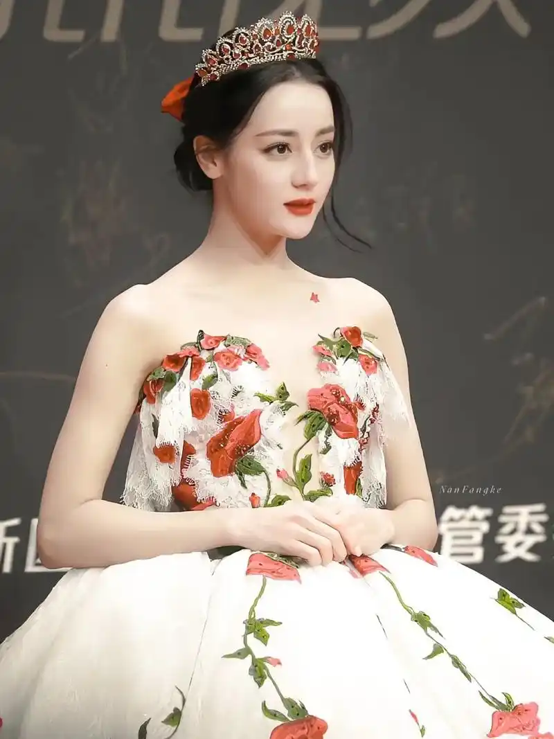 忘不了的玫瑰公主#迪丽热巴 #女明星 #红毯 #分享照片 @ - 抖音