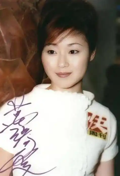 单眼皮的万绮雯,年轻时候漂亮,年华渐去,优雅也越来越迷人_造型_发型