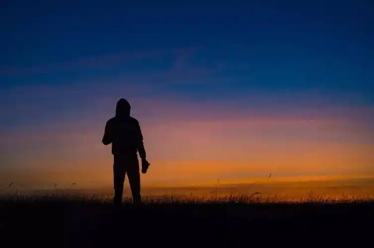 变得不管人和事都看得很淡了.变得少言寡语了.变得无可奈何了.