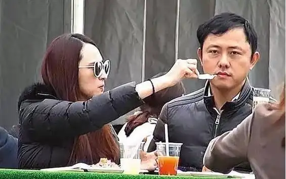 原创富豪男友变一贫如洗吴佩慈用4个孩子和近10年青春换来了什么