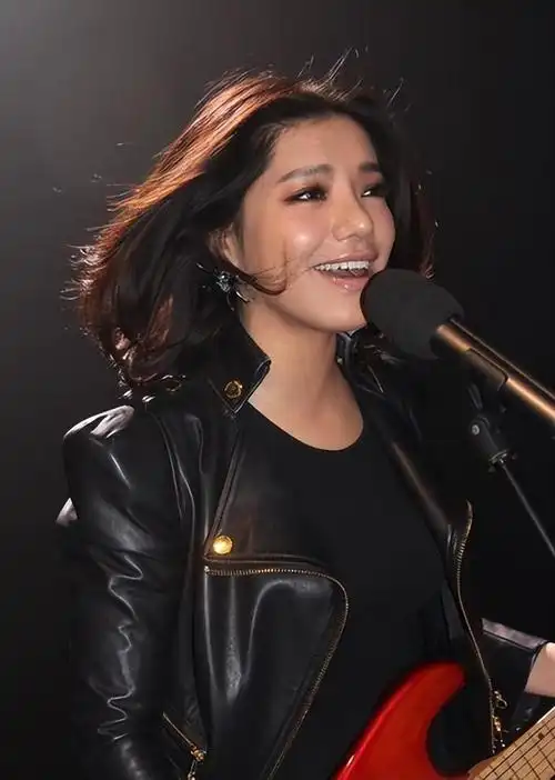 回顾超女冠军江映蓉因整容失败像怪物全身只剩眼珠是自己的