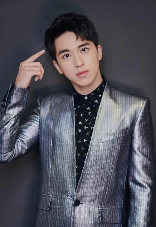 许魏洲沉稳帅气写真图片