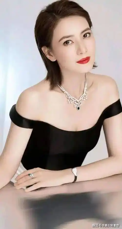 不愧是"国民女神"!44岁高圆圆气质温柔优雅,又不乏小性感!_实力_外貌_