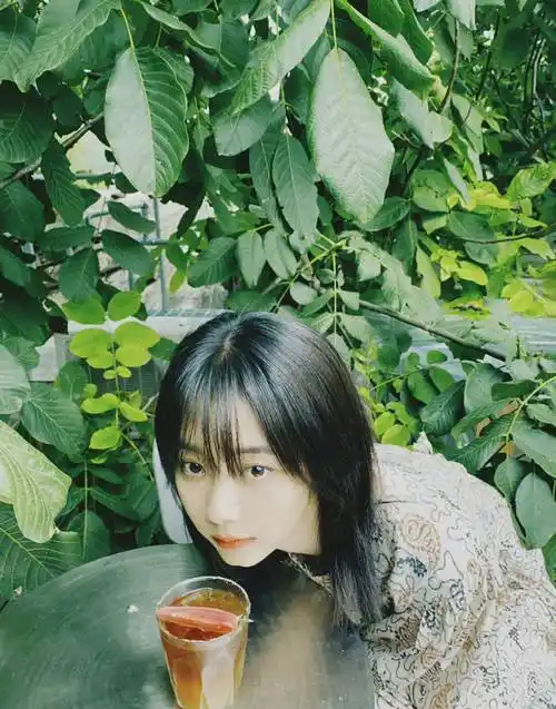 谭松韵一组初春大片已上线,笑容甜美治愈,文艺范儿十足_氛围_胶片