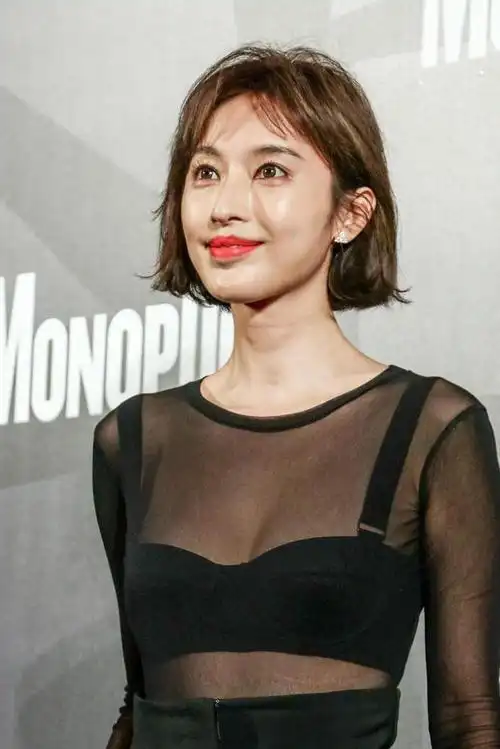 张俪在国外超敢穿半透上衣配包臀裙身材不算丰满但比例超好